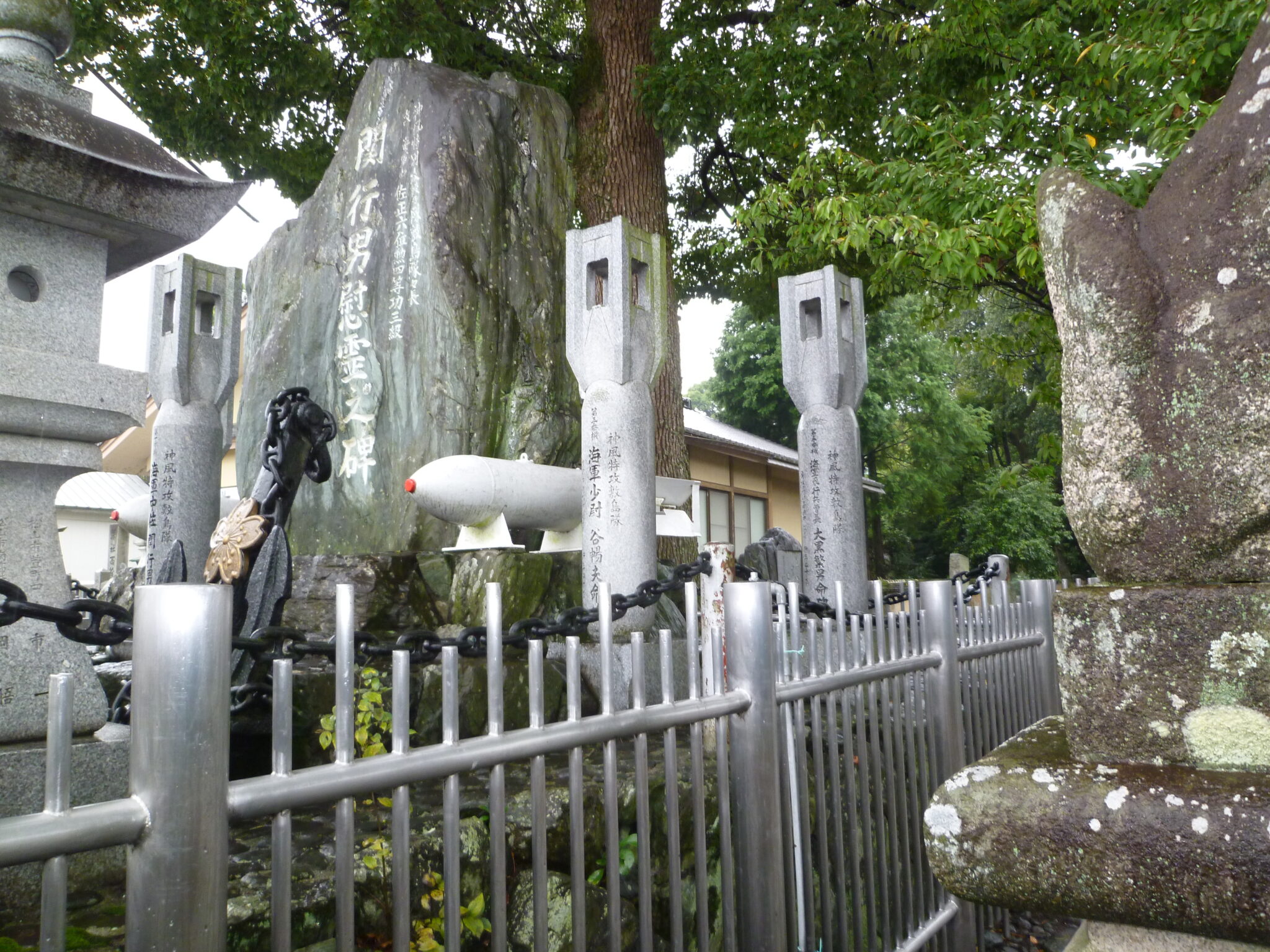 1 神風特別攻撃隊々長関行男慰霊之碑 2 神風特別攻撃隊敷島隊五軍神祀碑｜公益財団法人 特攻隊戦没者慰霊顕彰会