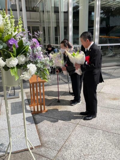 「特攻勇士之像」に献花