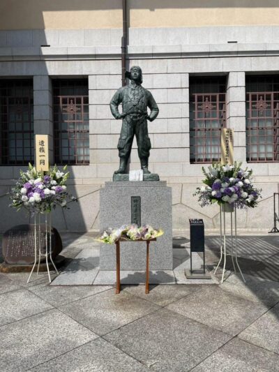 遊就館の入り口に建立した「特攻勇士之像」